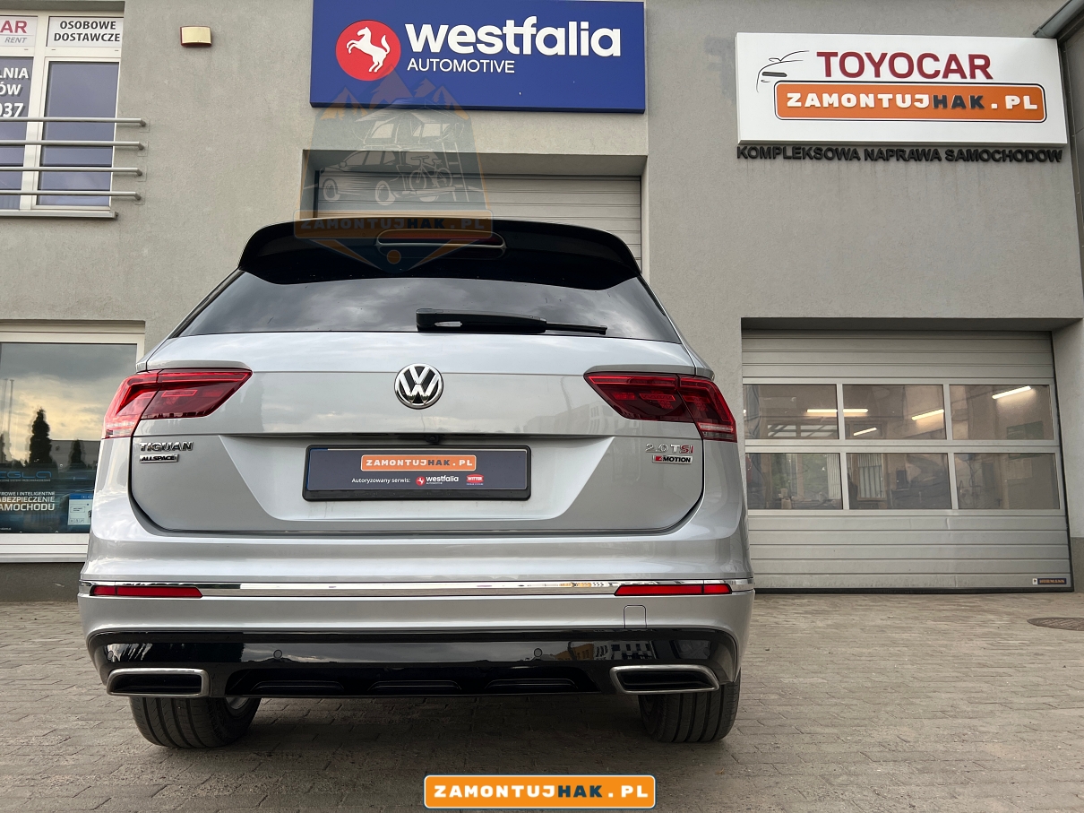 autoryzowany serwis Westfalia Poznań - na zdjeciach pokazujemy volkswagen tiguan II allspace po montazu oryginalnego elektrycznego haka holowniczego do vw tiguan ii na zdjeciu samochód po montażu haka holowniczego 322096900113 westfalia 